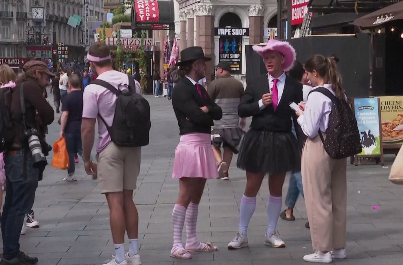 “Barbie” เปิดตัวสุดปัง 41 ล้านดอลลาร์ทั่วโลก ชนะ ‘Oppenheimer’