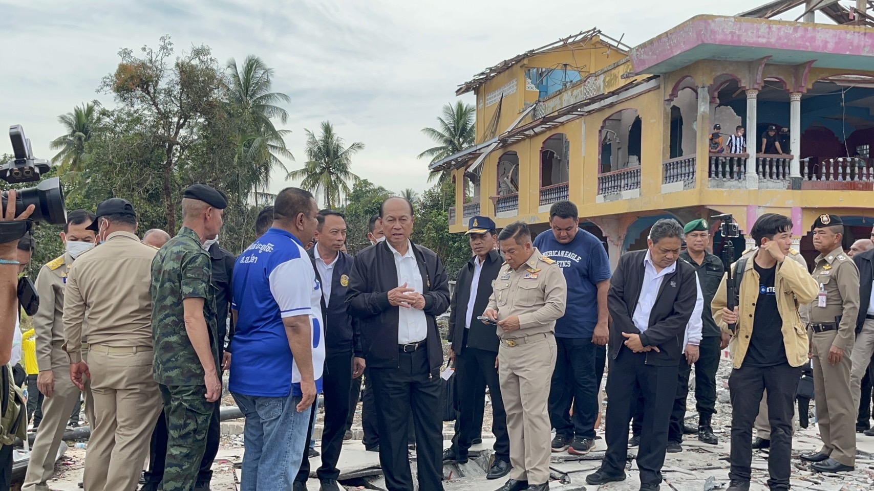 มท.1 ลงพื้นที่ตลาดมูโนะ เยียวยา เหตุโกดังพลุระเบิด จี้เจ้าของรับผิดชอบ