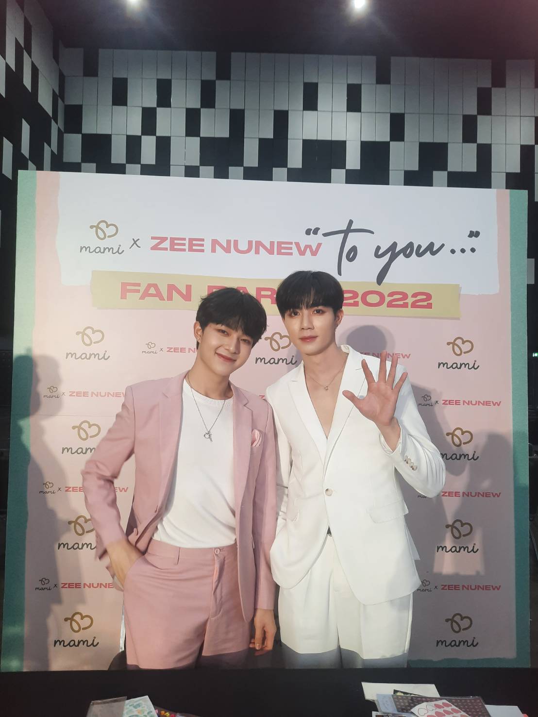 โมเมนต์น่ารัก! นุนิว ขอโทษ ซี พฤกษ์ ที่ทำให้เป็นห่วง หลังแกล้งเป็นลมกลางรายการ