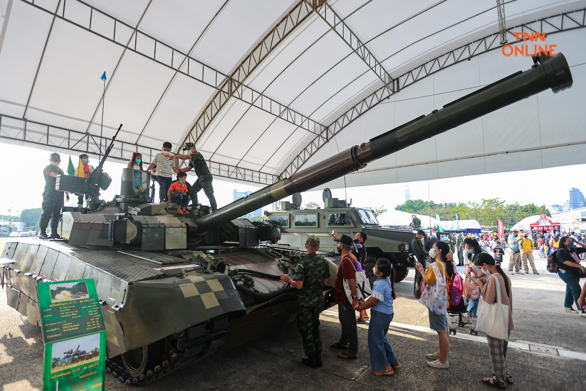 กองทัพบกจัดเต็ม เด็กๆสวมชุดทหารร่วมชมรถถังอย่างใกล้ชิด