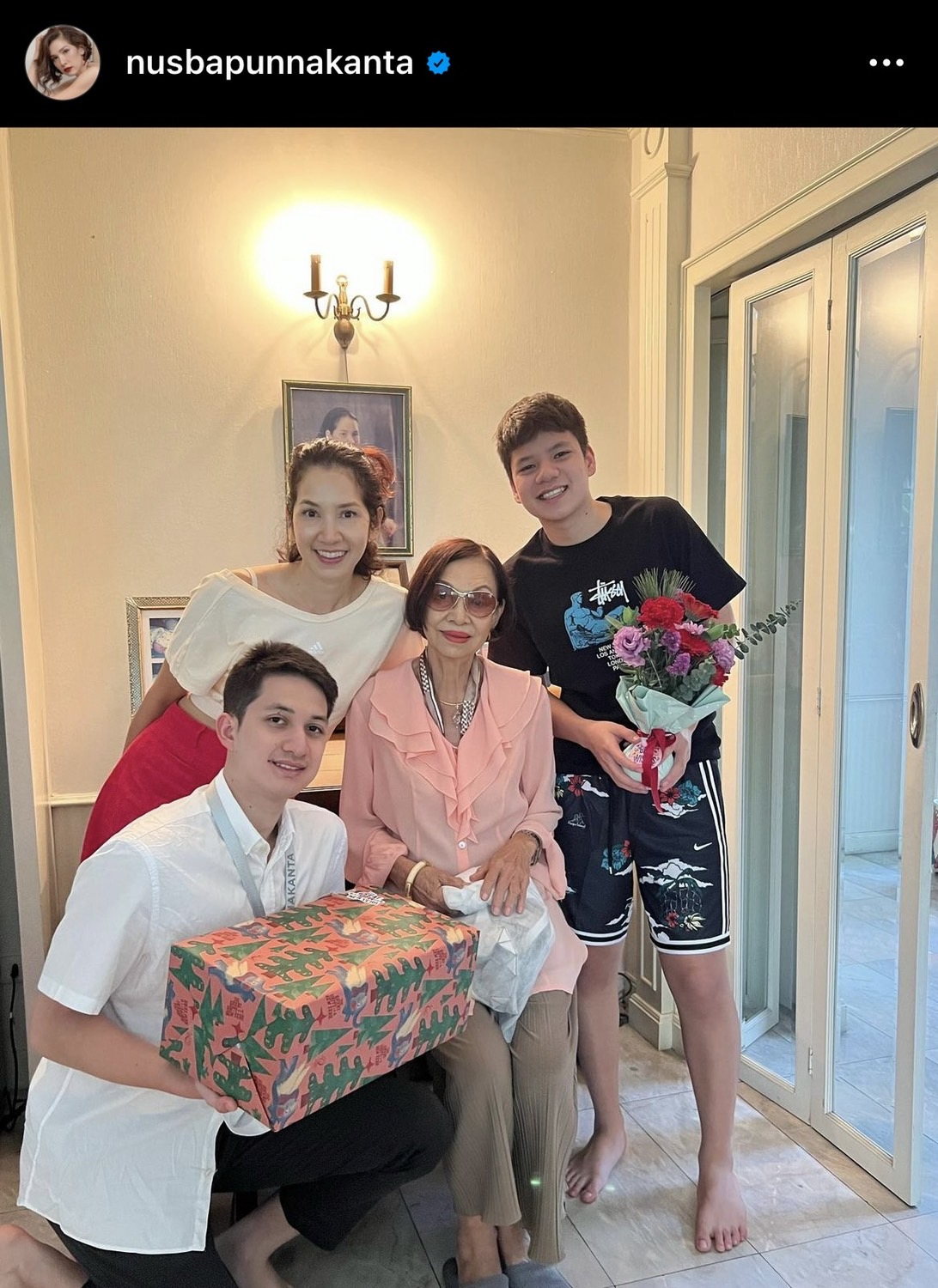 เปิดภาพสุดอบอุ่น นุสบา พาลูกชายมอบของขวัญให้คุณยายในวันปีใหม่ เปิดภาพสุดอบอุ่น นุสบา พาลูกชายมอบของขวัญให้คุณยายในวันปีใหม่