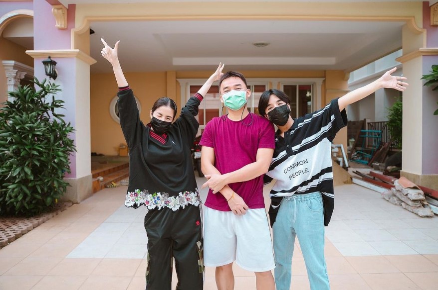 ลุกซ์ ชาญวิทย์ น้องชาย ใบเตย สุธีวัน โพสต์ภาพแฟนและพี่สาว แคปชั่นหัวใจแตกสลาย