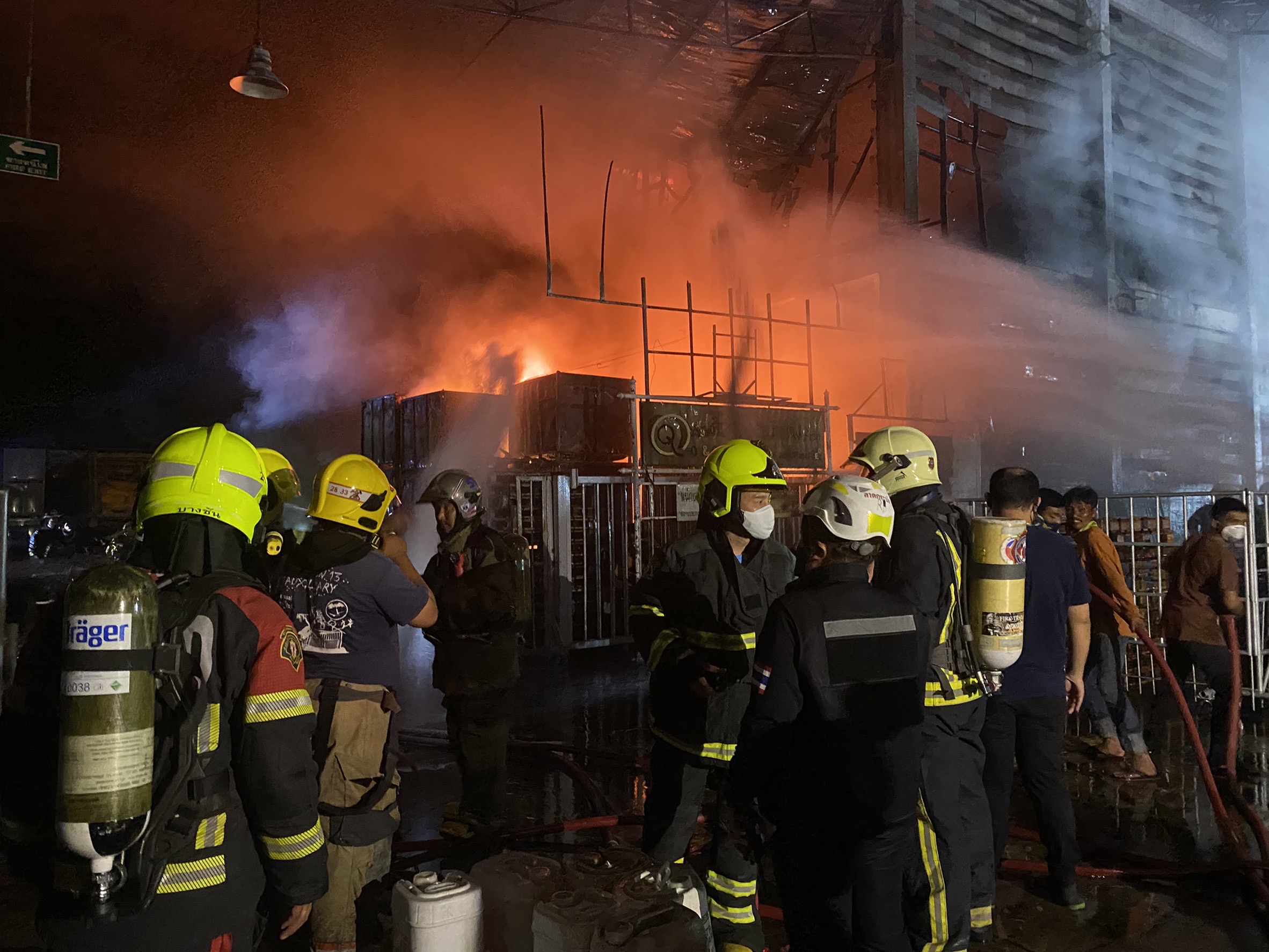 ด่วน! เพลิงไหม้ โรงงานผลิตและจำหน่ายแผ่นยาง ในนิคมฯ ลาดกระบัง