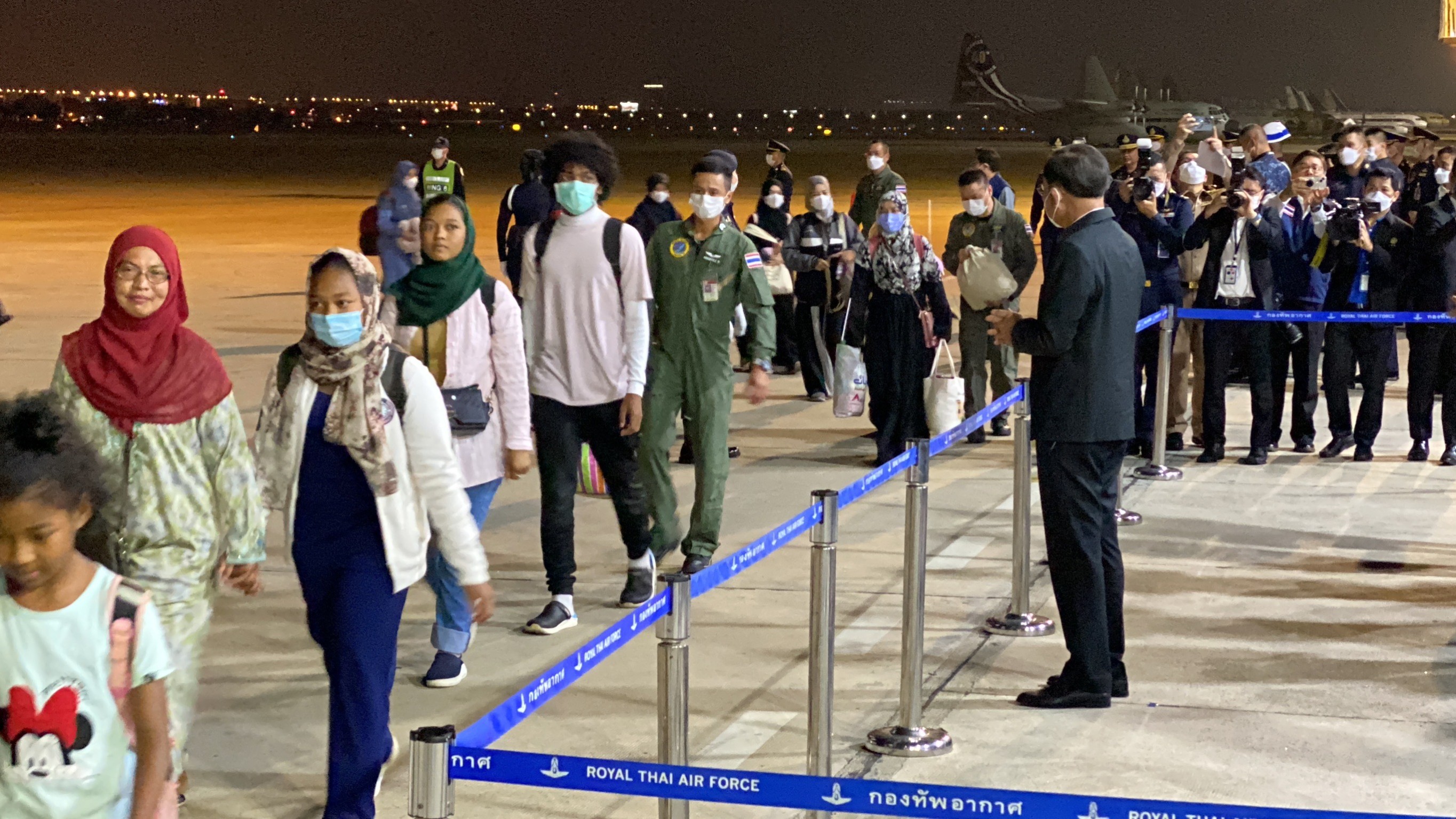 ​ประมวลภาพ นายกฯ รับ คนไทยในซูดาน ชุดแรก 