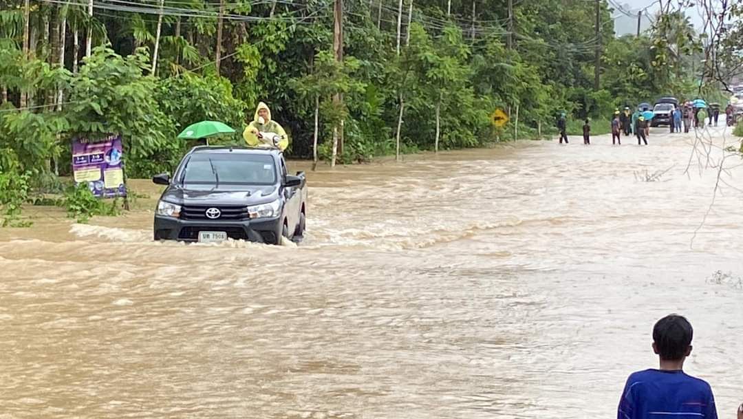 ด่วน! น้ำท่วมยะลา หลังฝนตกหนักต่อเนื่อง หลากท่วมพื้นที่ลุ่มต่ำ ด่วน! น้ำท่วมยะลา หลังฝนตกหนักต่อเนื่อง หลากท่วมพื้นที่ลุ่มต่ำ