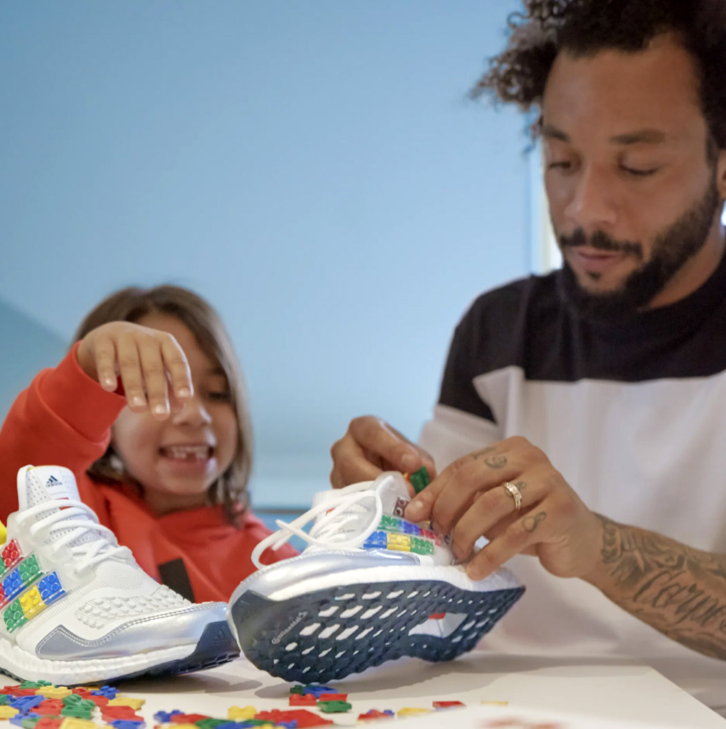 LEGO x Adidas ปล่อยรองเท้าใหม่ เปลี่ยนลวดลายของโลโก้ด้วยตัวต่อได้ LEGO x Adidas ปล่อยรองเท้าใหม่ เปลี่ยนลวดลายของโลโก้ด้วยตัวต่อได้