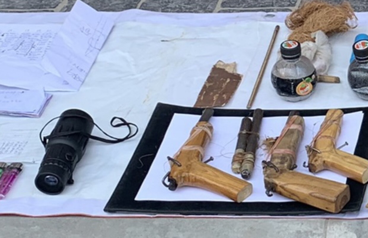 ด่วน! จับชายต้องสงสัยหิ้วระเบิดไปป์บอมบ์ 18 แท่ง กลางแยกปทุมวัน ด่วน! จับชายต้องสงสัยหิ้วระเบิดไปป์บอมบ์ 18 แท่ง กลางแยกปทุมวัน