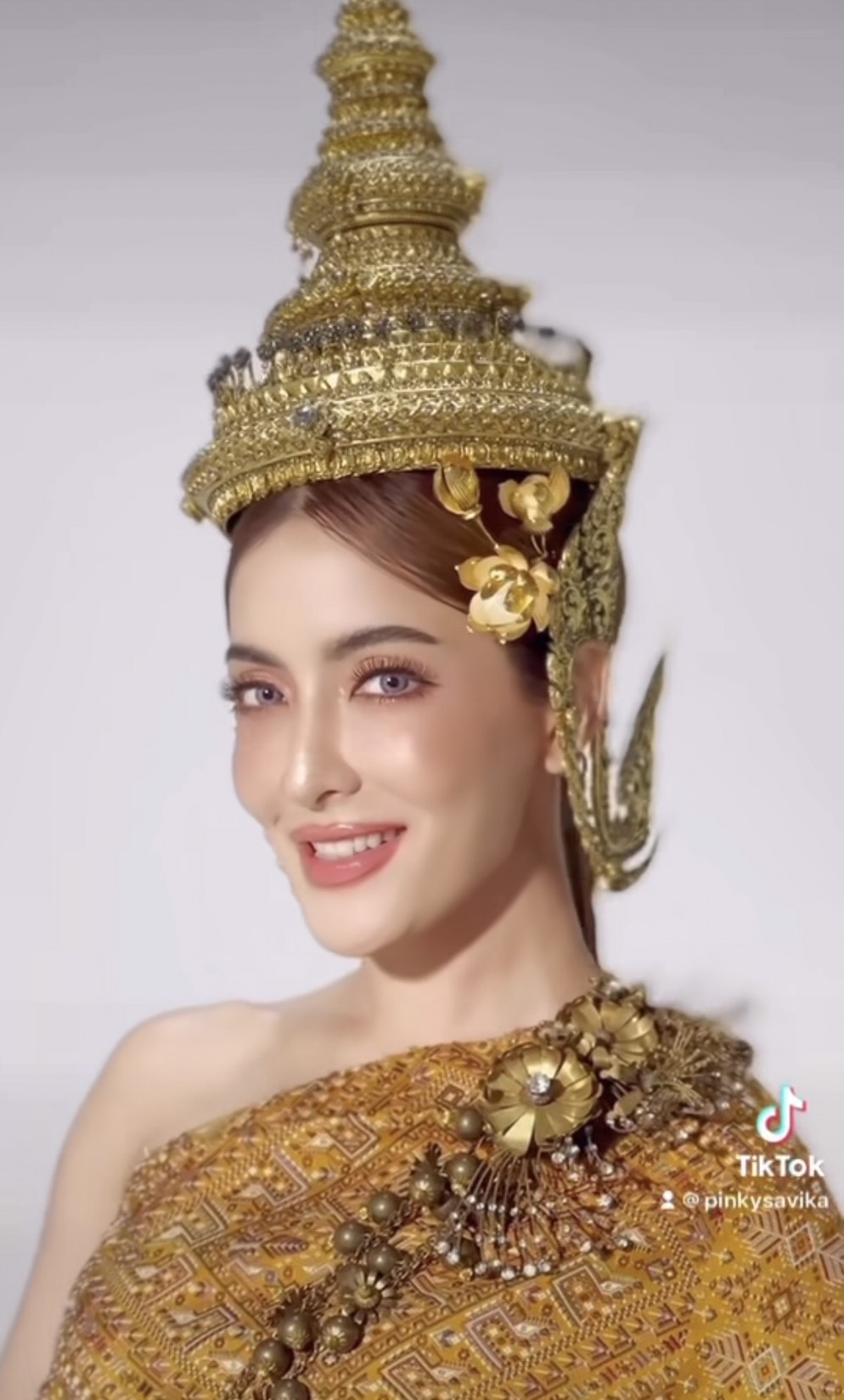 ตะลึง!พิ้งกี้ สาวิกา เเปลงโฉมใส่ชุดไทย ต้อนรับเทศกาลสงกรานต์ 