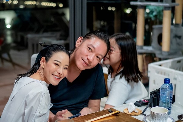 “หนิง ปณิตา” ฉลองครบรอบ 10 ปี สามี “จิน” หมอดูทักระวังเรื่องผู้หญิง (มีคลิป)   