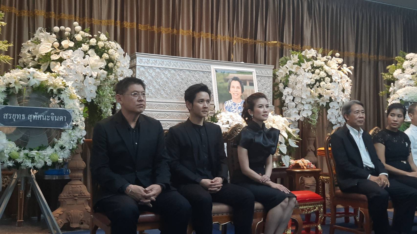 ไบรท์ พิชญทัฬห์ น้ำตาคลอ เปิดใจหลังสูญเสีย คุณแม่มนทิรา ยันดูแลแม่เต็มที่ ไบรท์ พิชญทัฬห์ น้ำตาคลอ เปิดใจหลังสูญเสีย คุณแม่มนทิรา ยันดูแลแม่เต็มที่