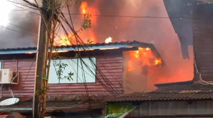 ด่วน! ไฟไหม้บ้านปชช. ภายในซอยสุขสวัสดิ์ 38 จนท.เร่งคุมเพลิง ด่วน! ไฟไหม้บ้านปชช. ภายในซอยสุขสวัสดิ์ 38 จนท.เร่งคุมเพลิง