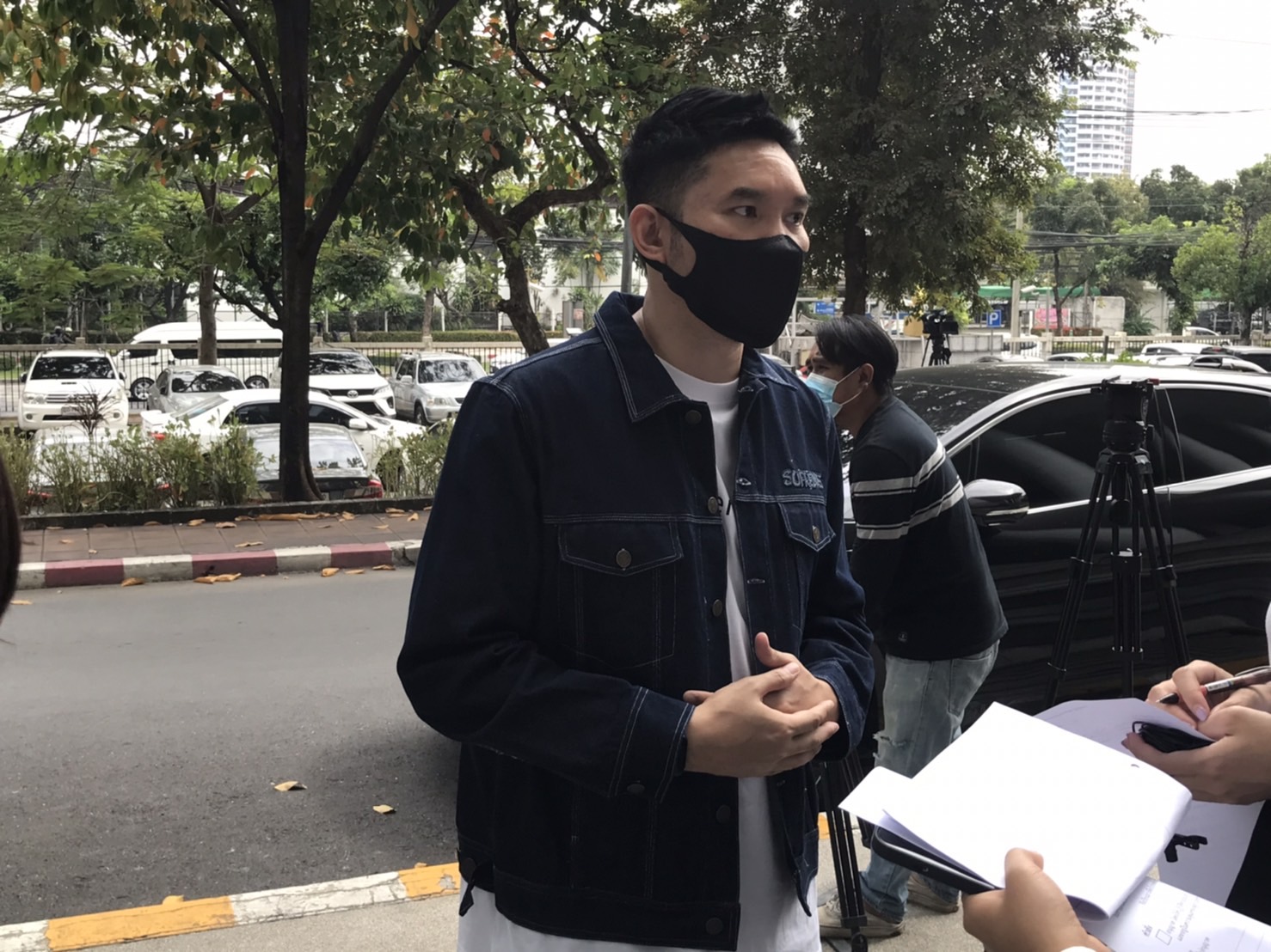 กอล์ฟ ปวีณ ร้องศาล ถูกกดดันจากเพื่อนบ้าน ทั้งที่สร้างบ้านบนพื้นที่ตัวเอง กอล์ฟ ปวีณ ร้องศาล ถูกกดดันจากเพื่อนบ้าน ทั้งที่สร้างบ้านบนพื้นที่ตัวเอง