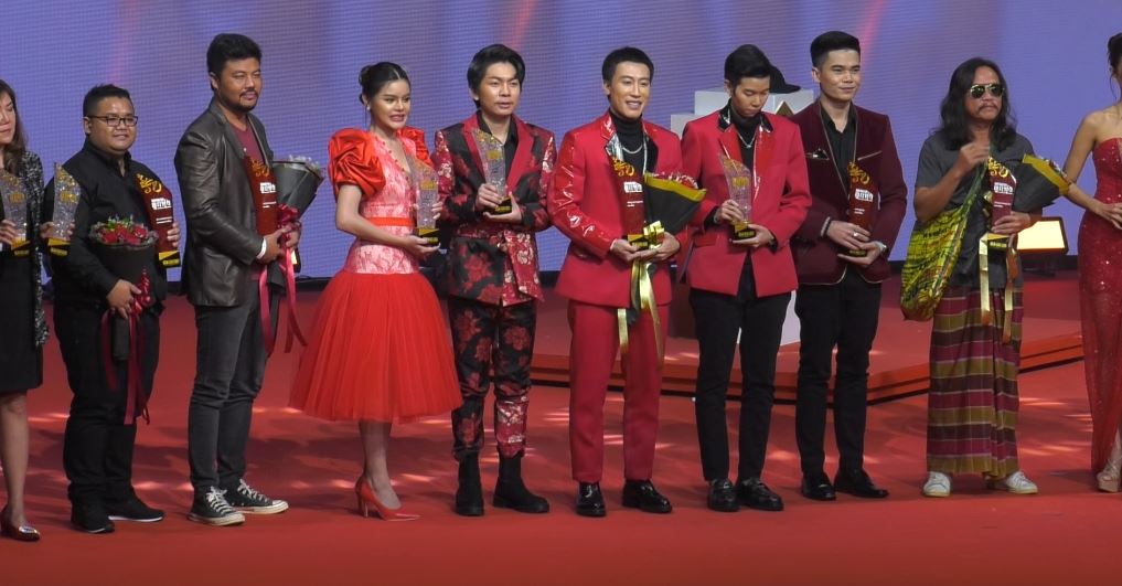 คนวงการลูกทุ่งรวมกันรับรางวัลอย่างล้นหลามในงาน คมชัดลึก ลูกทุ่ง AWARDS 2565 