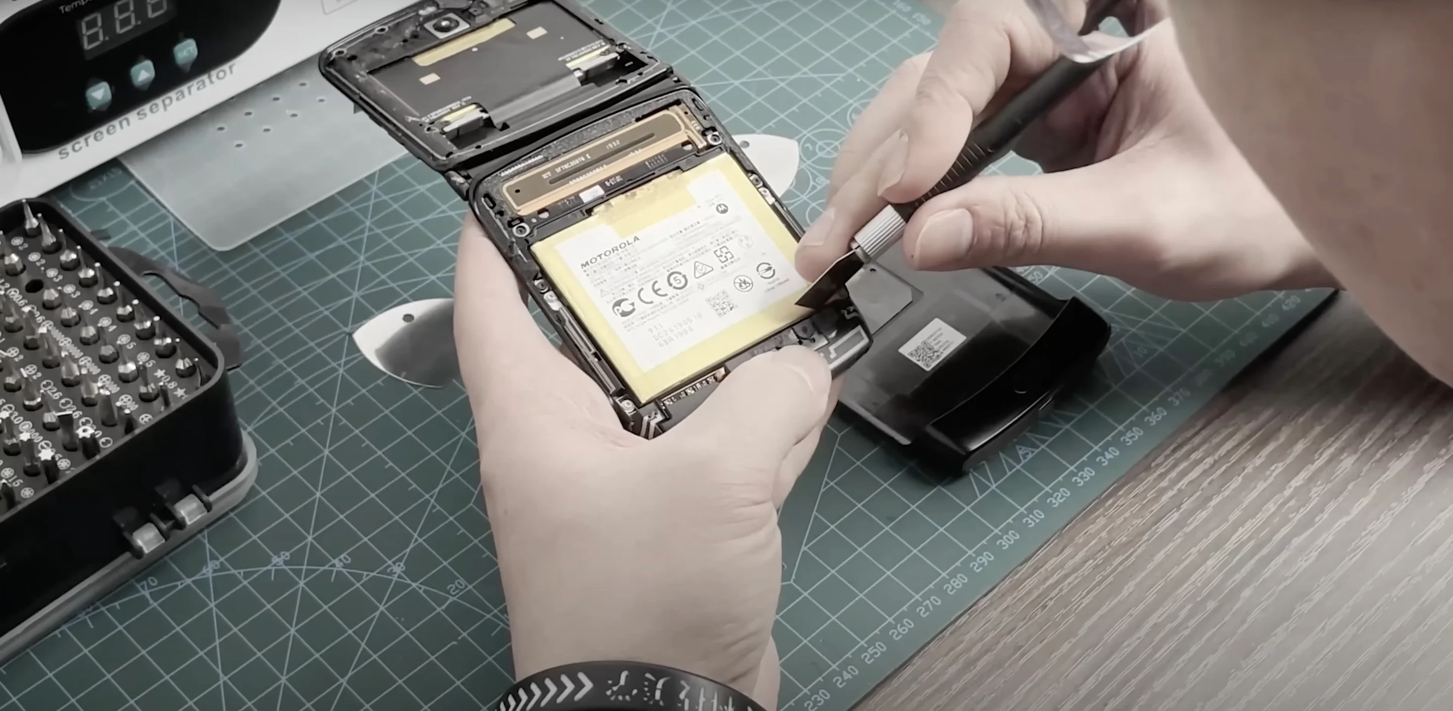 ขอพับมั่ง ! ยูทูบเบอร์จีนดัดแปลง iPhone จอพับได้ แถมใช้งานได้จริง !