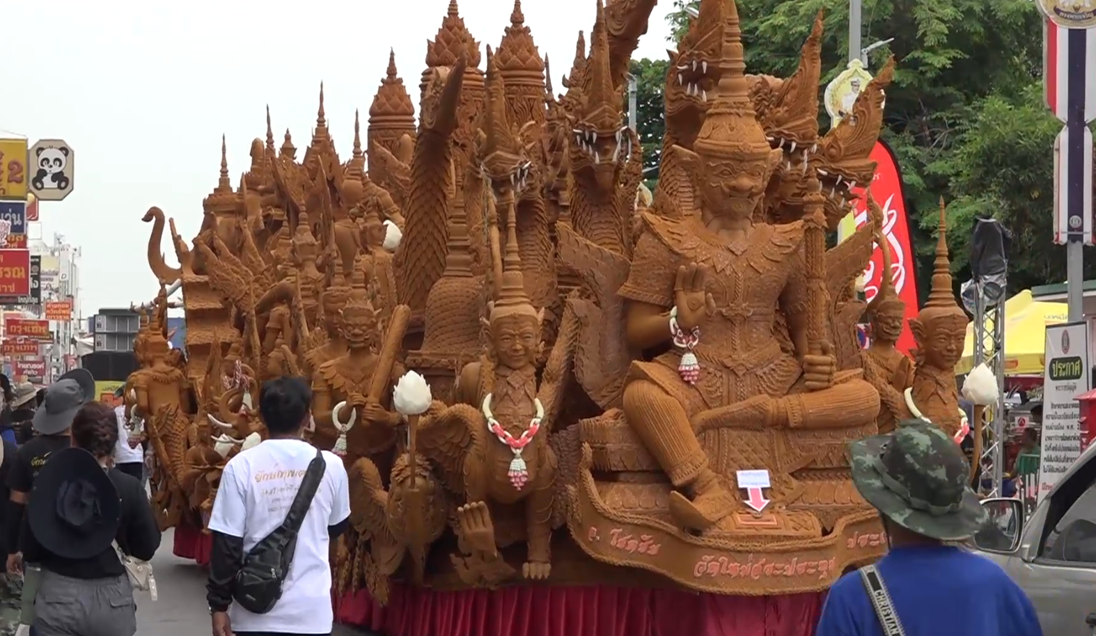 เปิดภาพ “แห่เทียนพรรษาโคราช” จัดยิ่งใหญ่อลังการ นทท.ร่วมงานคึกคัก