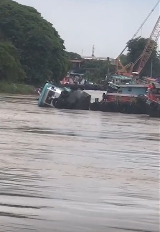 เปิดนาทีระทึก! เรือลากจูง อับปางกลางเจ้าพระยาหน้าวัดประสาทที่อยุธยา