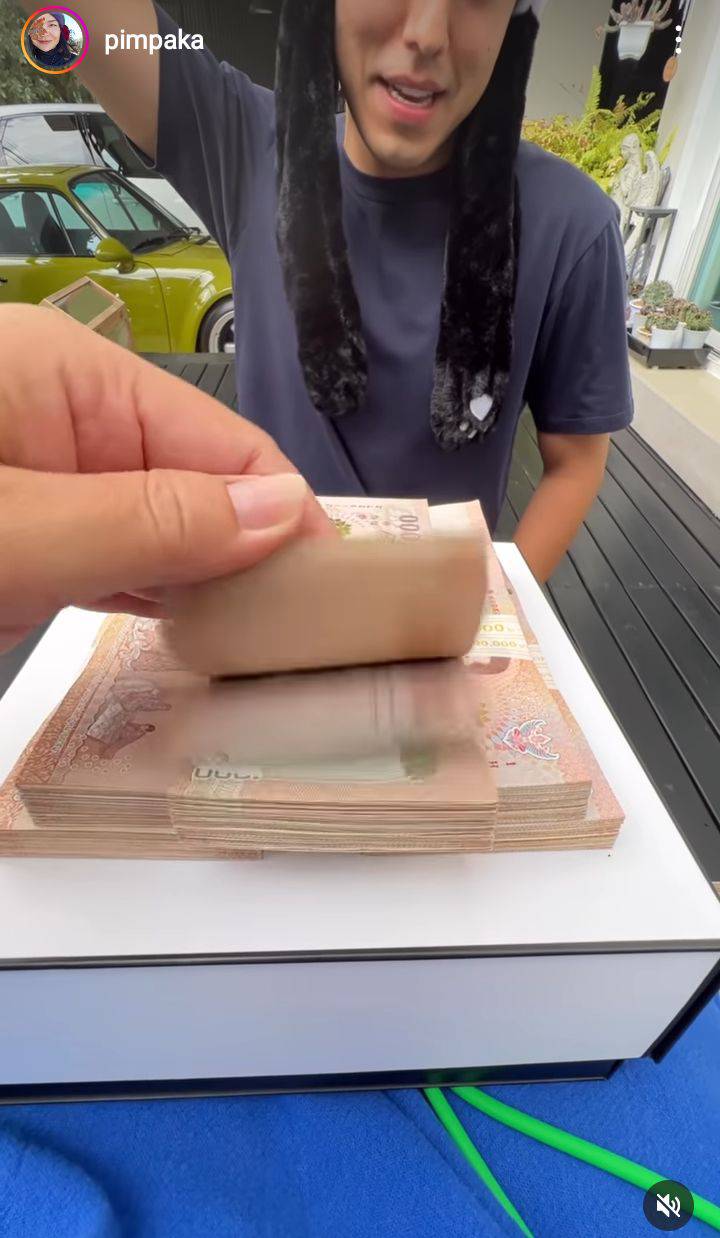 นาย ณภัทร หอบของขวัญเซอร์ไพรส์วันเกิด แม่หมู พิมพ์ผกา นาย ณภัทร หอบของขวัญเซอร์ไพรส์วันเกิด แม่หมู พิมพ์ผกา