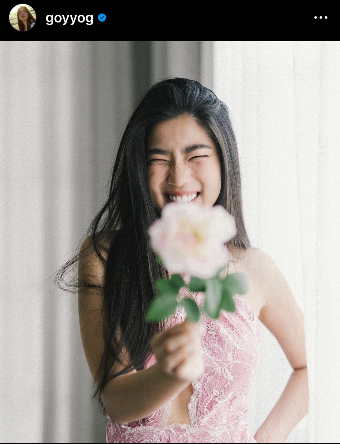 ก้อย อรัชพร เขียนเรื่องสั้นเป็นบันทึกอายุ 28 ปี ชวนติดตามชม... ก้อย อรัชพร เขียนเรื่องสั้นเป็นบันทึกอายุ 28 ปี ชวนติดตามชม...