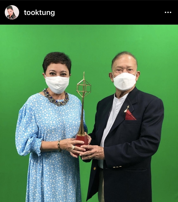 สุดภาคภูมิใจ ตุ๊ก ดวงตา ได้รับรางวัลเกียรติยศจากเวทีโทรทัศน์ทองคำ สุดภาคภูมิใจ ตุ๊ก ดวงตา ได้รับรางวัลเกียรติยศจากเวทีโทรทัศน์ทองคำ