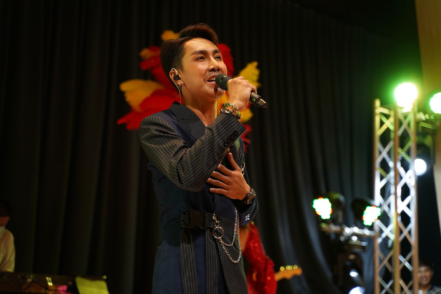 ตรี ชัยณรงค์ จัดแฟนมีตฉลองวันเกิด แฟนคลับเซอร์ไพรส์ชุดใหญ่ มาลัยหลักล้าน!! 