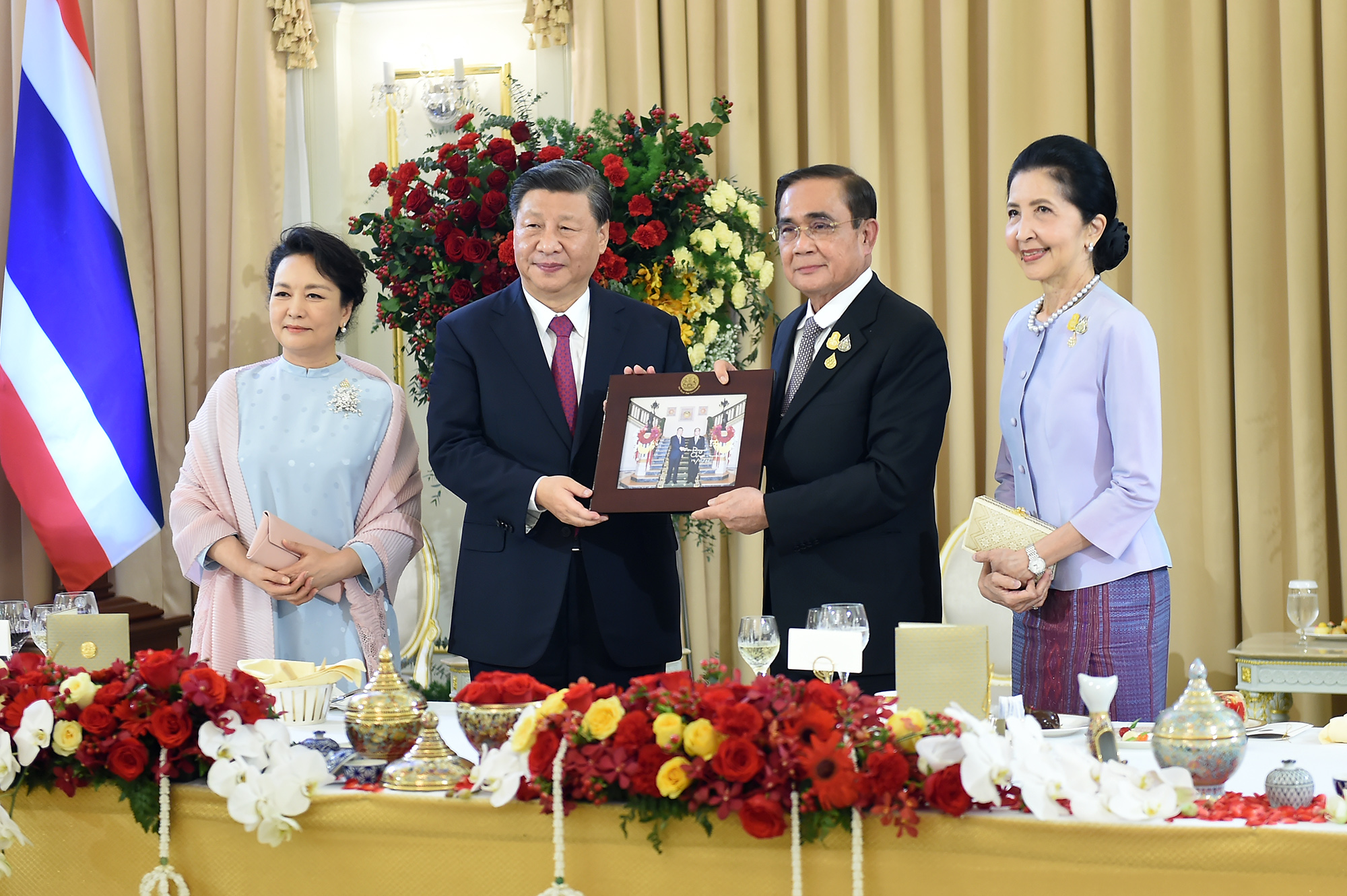 ประมวลภาพ นายกฯ เลี้ยงอาการกลางวัน สี จิ้นผิง และภริยา