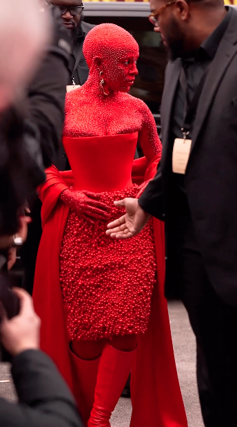 เล่นใหญ่ใจต้องนิ่ง!! 'โดจา แคท' กับลุคแดงตาแตก นั่งชมแฟชั่นโชว์ที่ปารีส