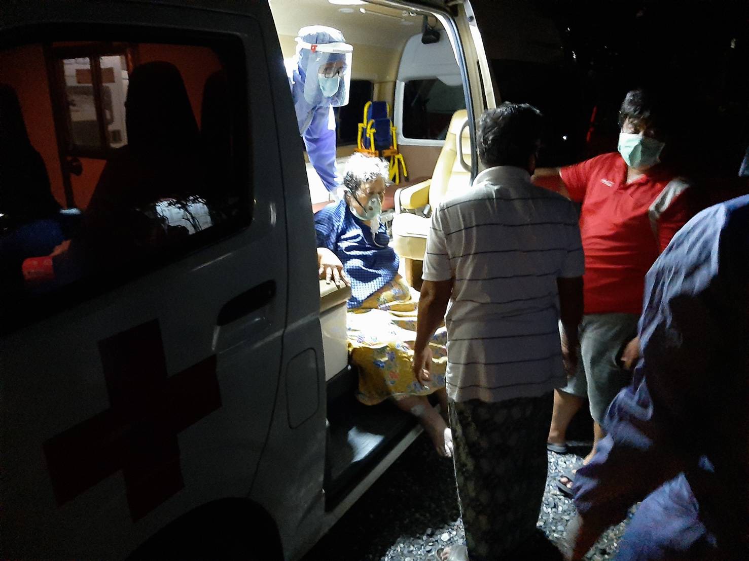 ศูนย์กองทัพไทย นำผู้ป่วยโควิดอาการหนักส่งโรงพยาบาล ศูนย์กองทัพไทย นำผู้ป่วยโควิดอาการหนักส่งโรงพยาบาล