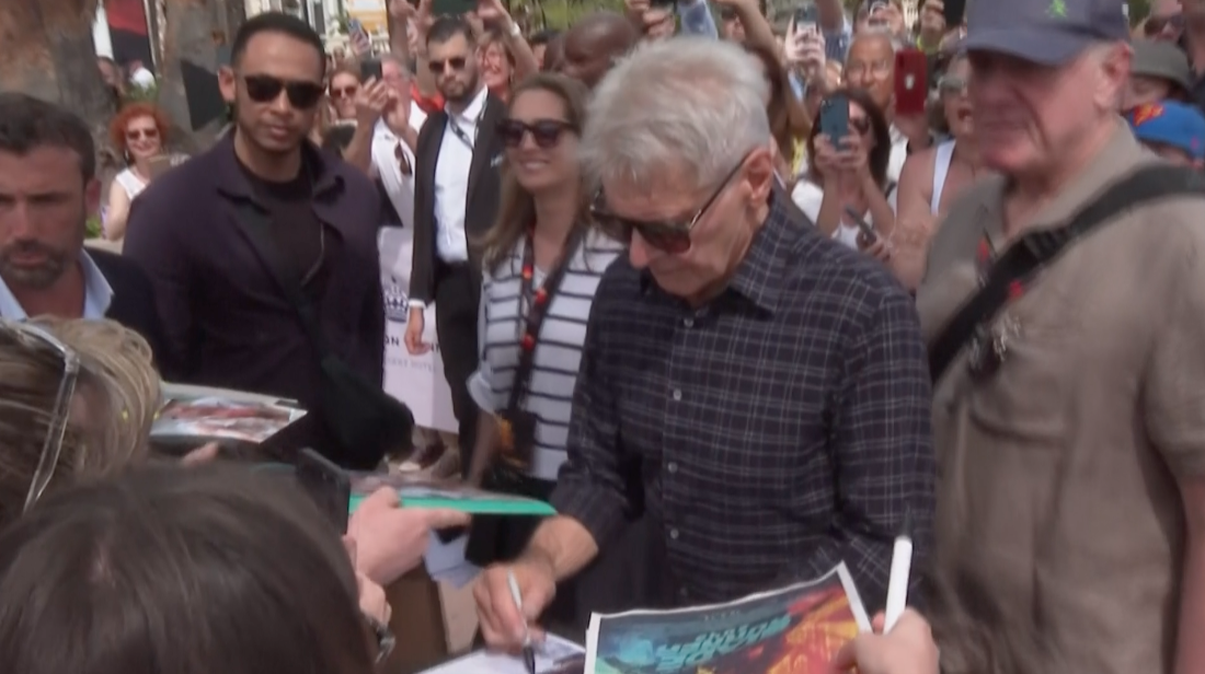 แฟนๆ รุมล้อม!! 'แฮร์ริสัน ฟอร์ด' วัย 80 ปี พา Indiana Jones ภาคจบ เปิดตัวที่คานส์