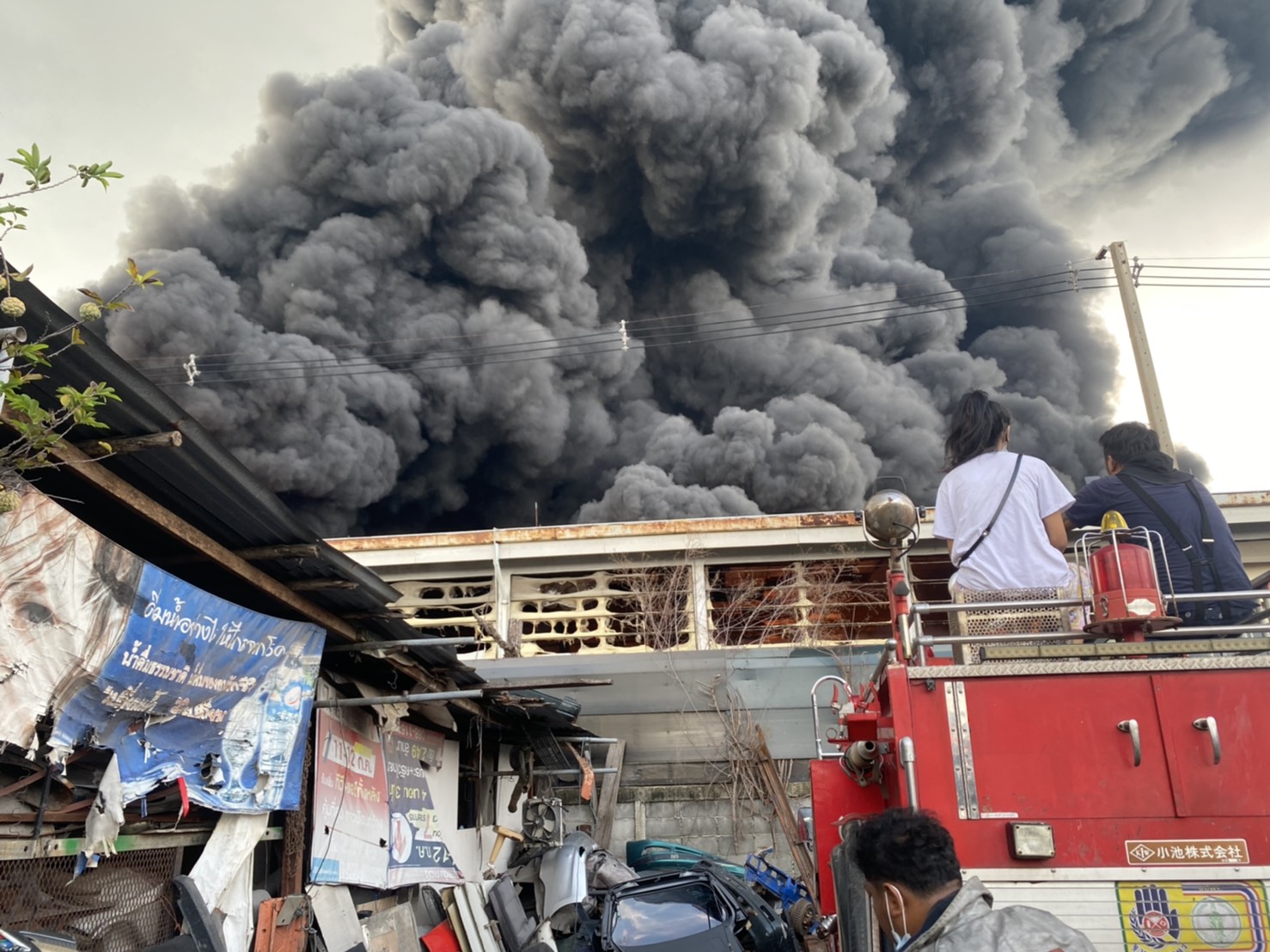 นาทีระทึก! ไฟไหม้โรงงานพลาสติก ย่านสุขาภิบาล 5 (มีคลิป) นาทีระทึก! ไฟไหม้โรงงานพลาสติก ย่านสุขาภิบาล 5 (มีคลิป)