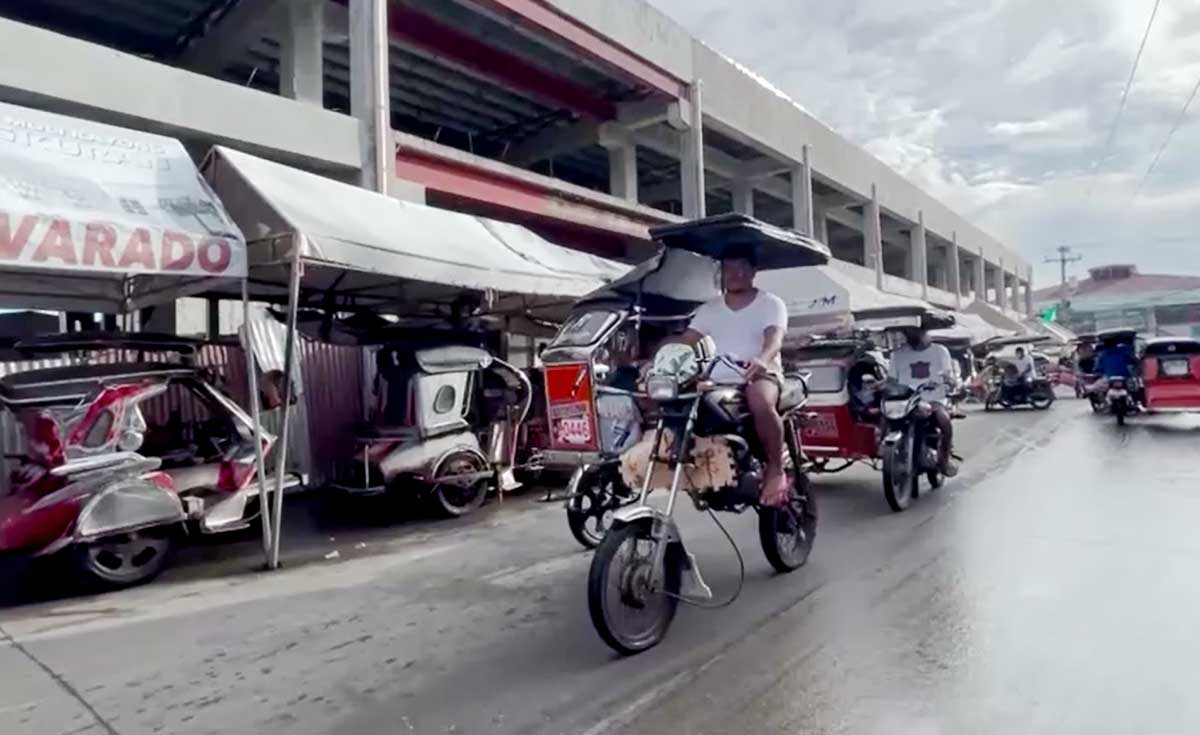 มอเตอร์ไซค์ยกสูงสู้น้ำท่วมในฟิลิปปินส์ มอเตอร์ไซค์ยกสูงสู้น้ำท่วมในฟิลิปปินส์