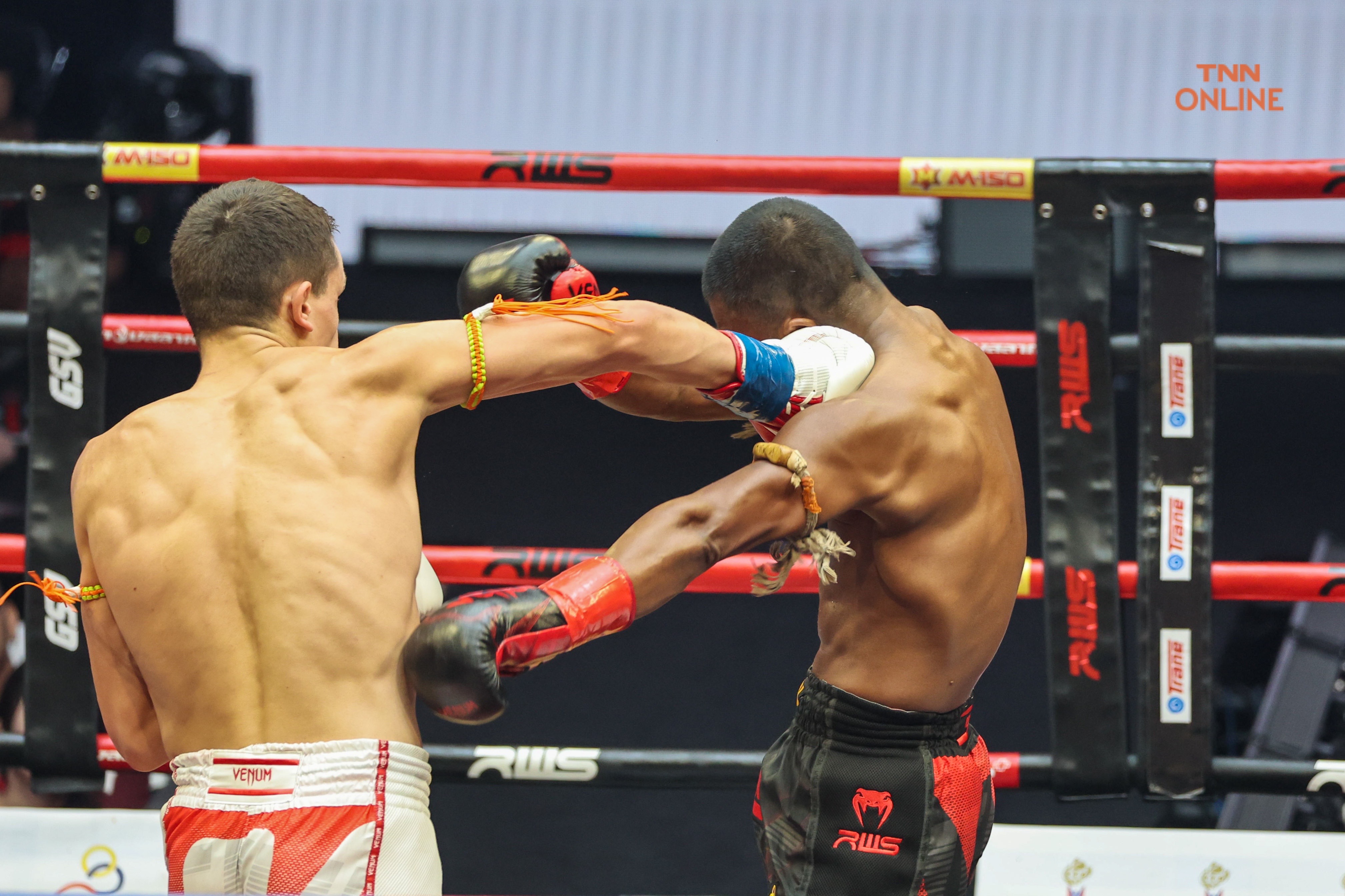 มวยมันส์ส่งท้ายปี บัวขาว-เยฟิเมนโก้ มีดีทั้งคู่ต่อยครบ 3 ยก มวยมันส์ส่งท้ายปี บัวขาว-เยฟิเมนโก้ มีดีทั้งคู่ต่อยครบ 3 ยก