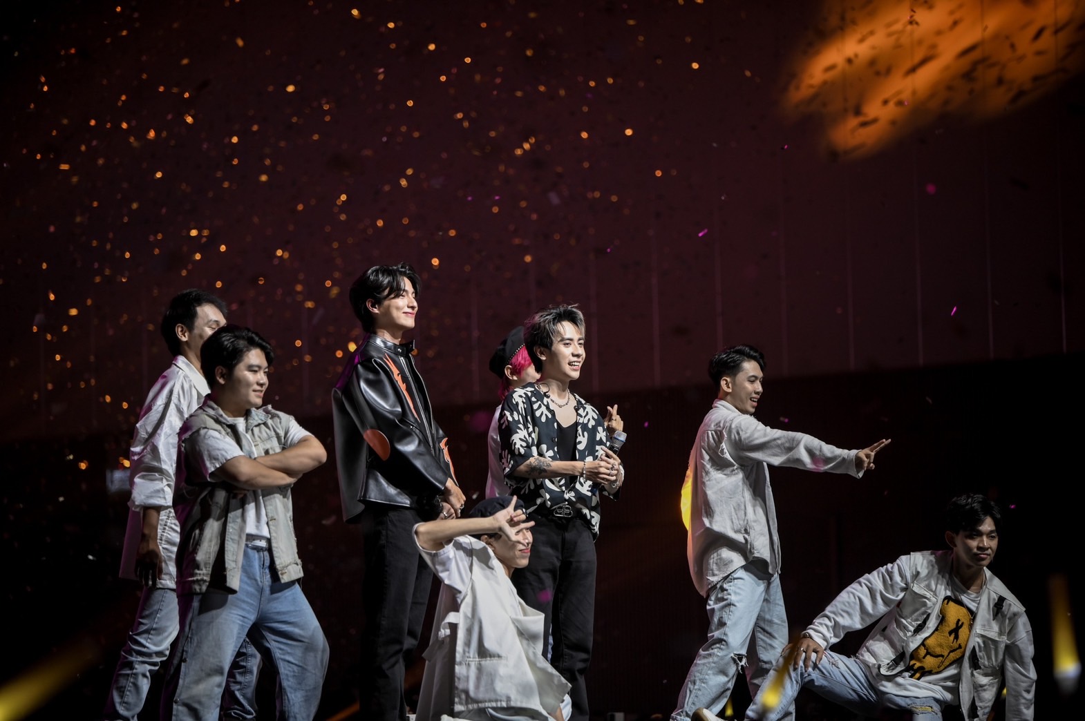 กลัฟ คณาวุฒิ จัดเต็มแฟนมีตติ้งที่เวียดนาม สร้างรอยยิ้มให้แฟนคลับกว่า 1500 ชีวิต กลัฟ คณาวุฒิ จัดเต็มแฟนมีตติ้งที่เวียดนาม สร้างรอยยิ้มให้แฟนคลับกว่า 1500 ชีวิต