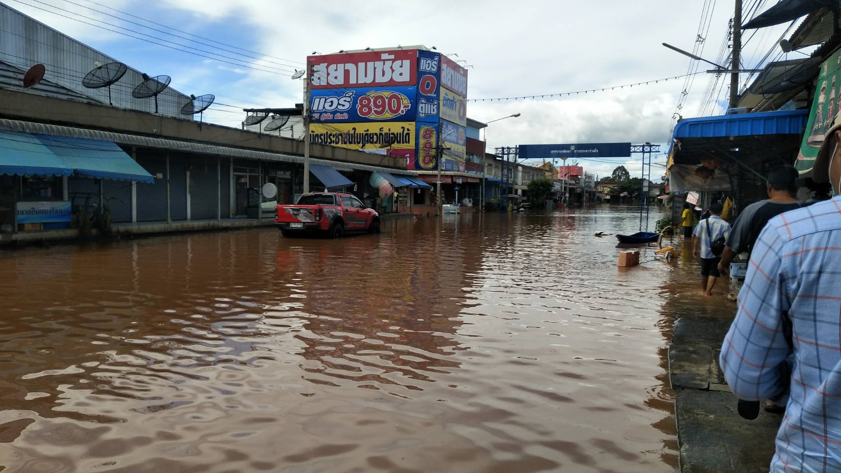 เปิดภาพน้ำท่วมโคราชบางจุดสูงกว่า 1 เมตร อำเภอชุมพวงหนักสุดในรอบ 12 ปี เปิดภาพน้ำท่วมโคราชบางจุดสูงกว่า 1 เมตร อำเภอชุมพวงหนักสุดในรอบ 12 ปี