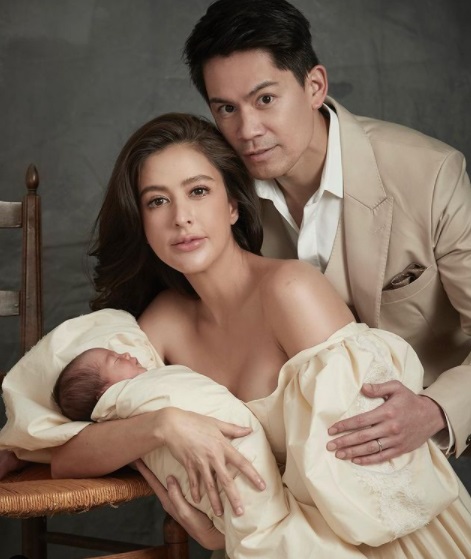 เปิดภาพ ศรีริต้า เจนเซ่น อุ้มลูกชายถ่ายรูปครอบครัวคลังคลอด