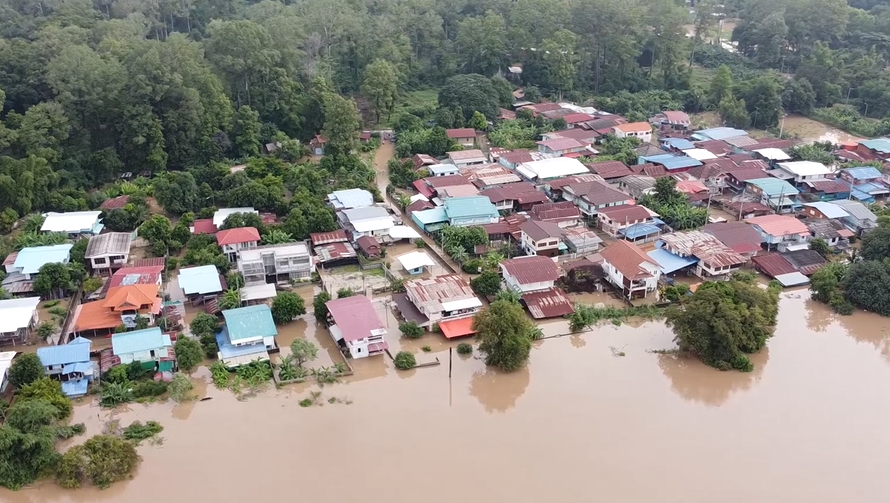 สถานการณ์น้ำท่วม ชาวสรรพยาจมบาดาล ต้องอพยพนอนริมถนน