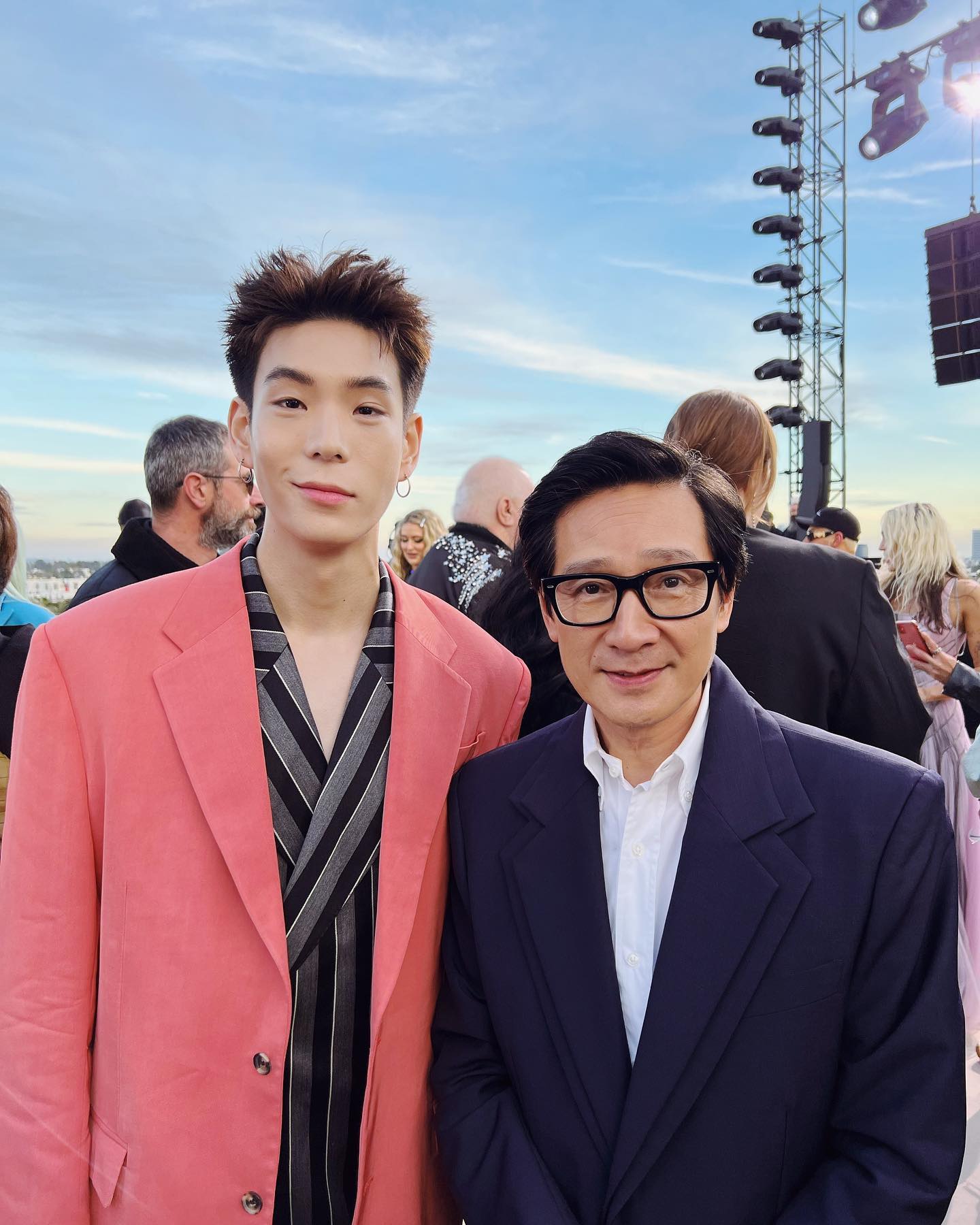 เจเจ - เจฟ ซาเตอร์ ร่วมงานแฟชั่นโชว์ Versace กระทบไหล่เซเลบดัง Anne Hathaway - Paris Hilton