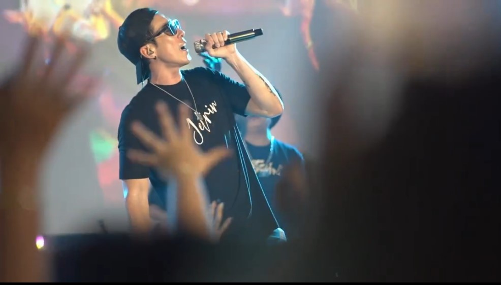 สุดเสียง เจ เจตริน ที่ต้องการเพียงจะลา มองหน้าเธออีกครั้ง สุดเสียง เจ เจตริน ที่ต้องการเพียงจะลา มองหน้าเธออีกครั้ง