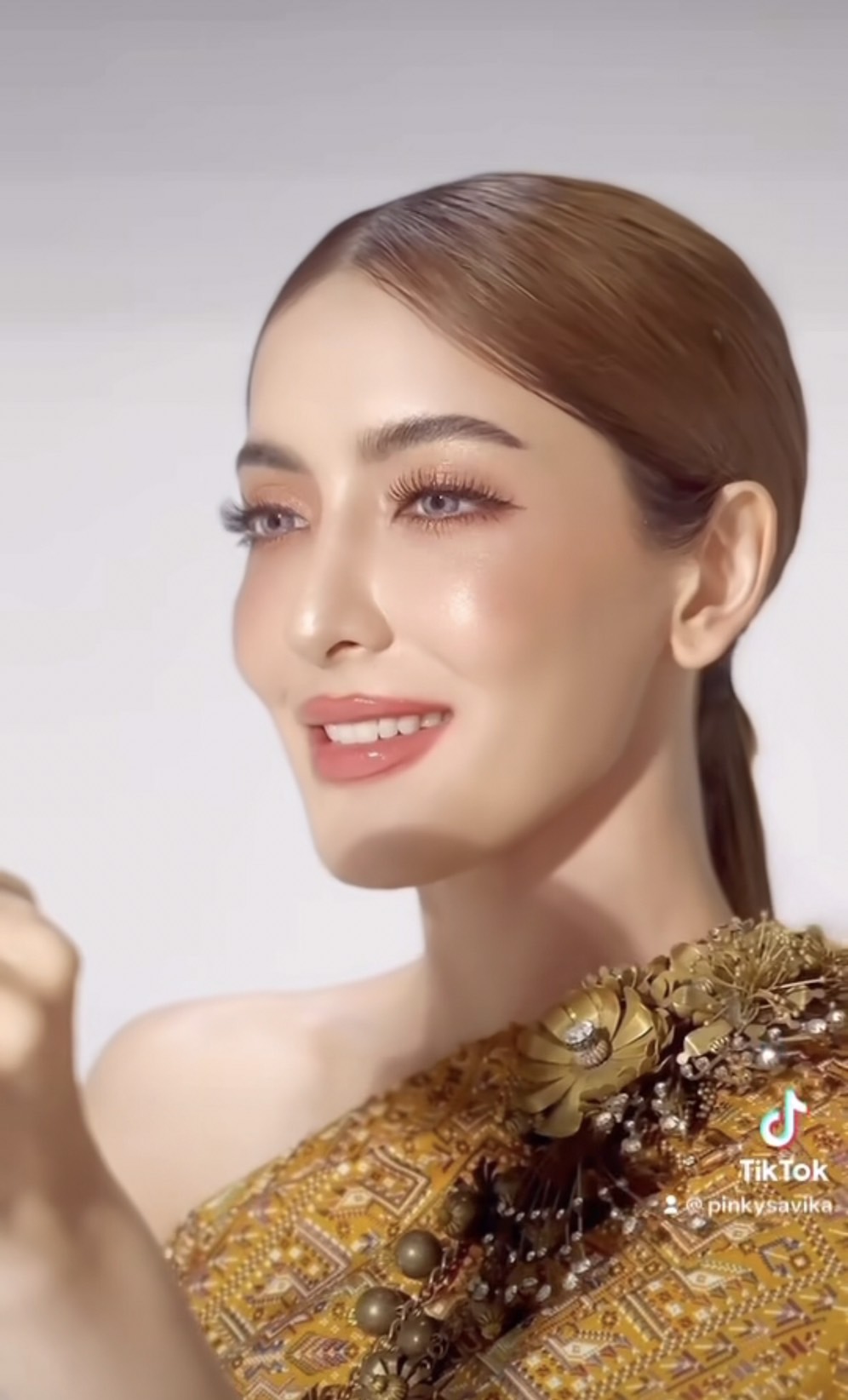 ตะลึง!พิ้งกี้ สาวิกา เเปลงโฉมใส่ชุดไทย ต้อนรับเทศกาลสงกรานต์ 