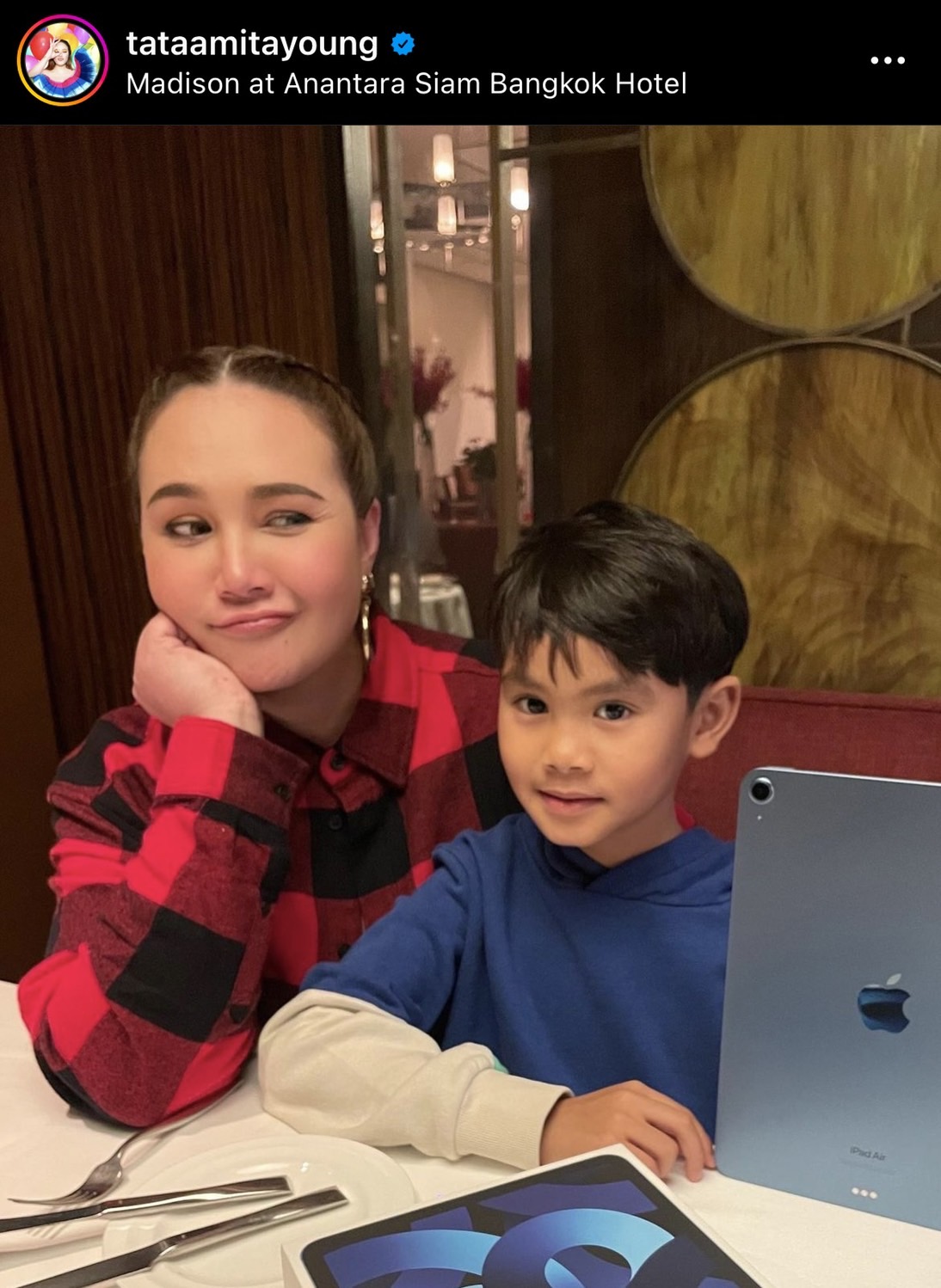 ภาพอบอุ่น!ภาพอบอุ่น! ทาทา ยัง ร่วมเฟรมอดีตสามี หมอฉัตรอดุลย์หลังร่วมวันเกิดลูกชาย ภาพอบอุ่น!ภาพอบอุ่น! ทาทา ยัง ร่วมเฟรมอดีตสามี หมอฉัตรอดุลย์หลังร่วมวันเกิดลูกชาย