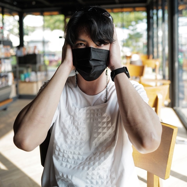 นิว วงศกร รับบทช่างตัดผม ให้คุณแม่ ในยุคโควิด-19 นิว วงศกร รับบทช่างตัดผม ให้คุณแม่ ในยุคโควิด-19