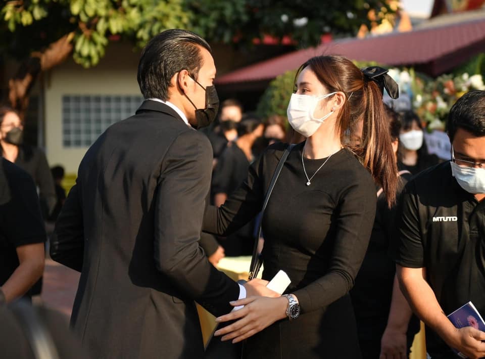 มะนาว ศรศิลป์ กอดให้กำลังใจอดีตคนรัก ตอง กวินทร์ หลังร่วมพิธีฌาปนกิจคุณพ่อ