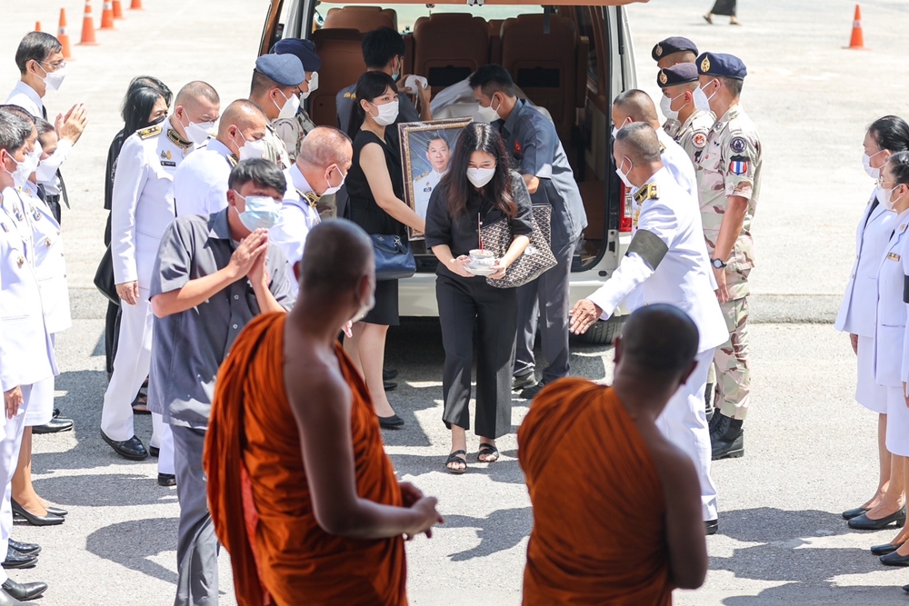 เคลื่อนร่าง ผู้ว่าฯหมูป่า ณรงค์ศักดิ์ โอสถธนากร ถึงวัดพระศรีมหาธาตุ เคลื่อนร่าง ผู้ว่าฯหมูป่า ณรงค์ศักดิ์ โอสถธนากร ถึงวัดพระศรีมหาธาตุ