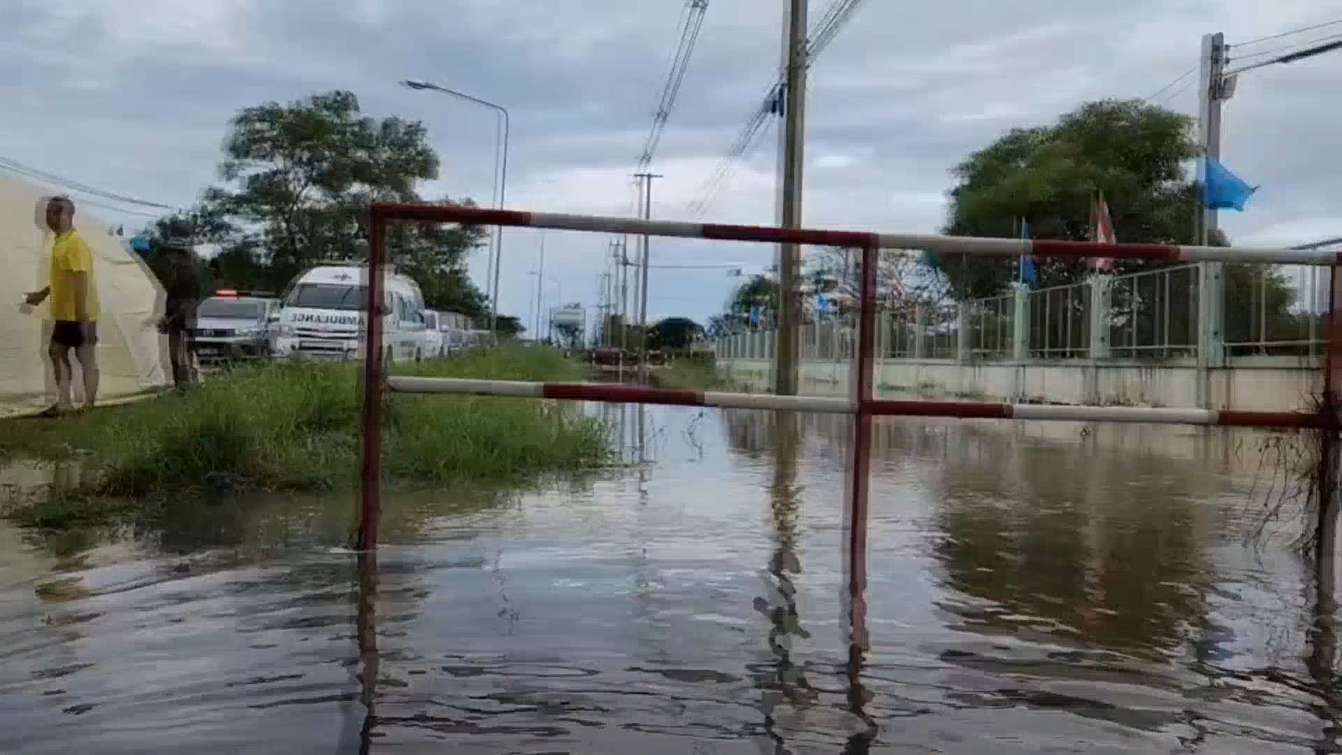 ด่วน! พิจิตร น้ำป่าทะลักท่วม โรงพยาบาลดงเจริญ เร่งย้ายผู้ป่วยวุ่น ด่วน! พิจิตร น้ำป่าทะลักท่วม โรงพยาบาลดงเจริญ เร่งย้ายผู้ป่วยวุ่น