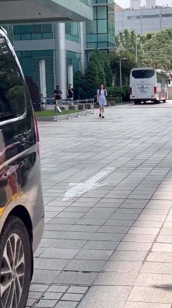 ถูกตะคอกไล่!! 'จอย Red Velvet' ถูกยามช่องดังขึ้นเสียงใส่ต่อหน้าแฟนๆ ถูกตะคอกไล่!! 'จอย Red Velvet' ถูกยามช่องดังขึ้นเสียงใส่ต่อหน้าแฟนๆ