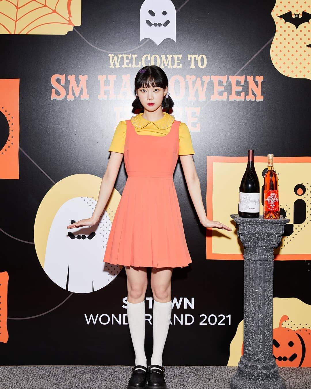 ลิซ่า สวมชุดตุ๊กตาสังหารจากซีรีส์ Squid Game ฉลองวันฮาโลวีนกับ จีซู