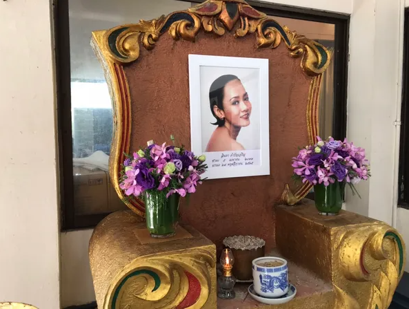 สุดอาลัย! พิธีรดน้ำศพ “ลินดา ค้าธัญเจริญ” ที่วัดพระศรีมหาธาตุ (มีคลิป)