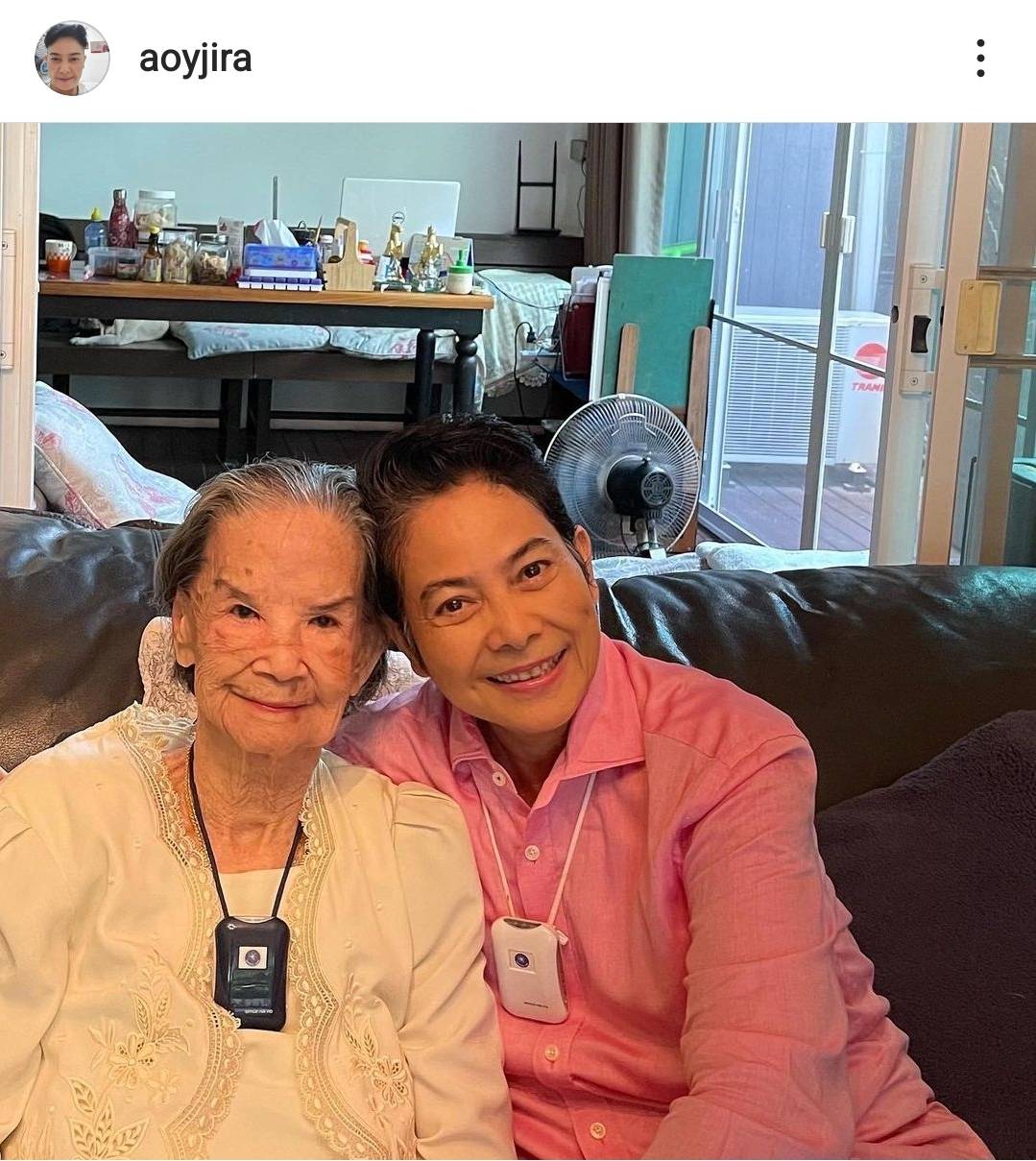 แข็งแรงสุดๆ คุณยายมารศรี พาออกกำลังกายขา แข็งแรงสุดๆ คุณยายมารศรี พาออกกำลังกายขา