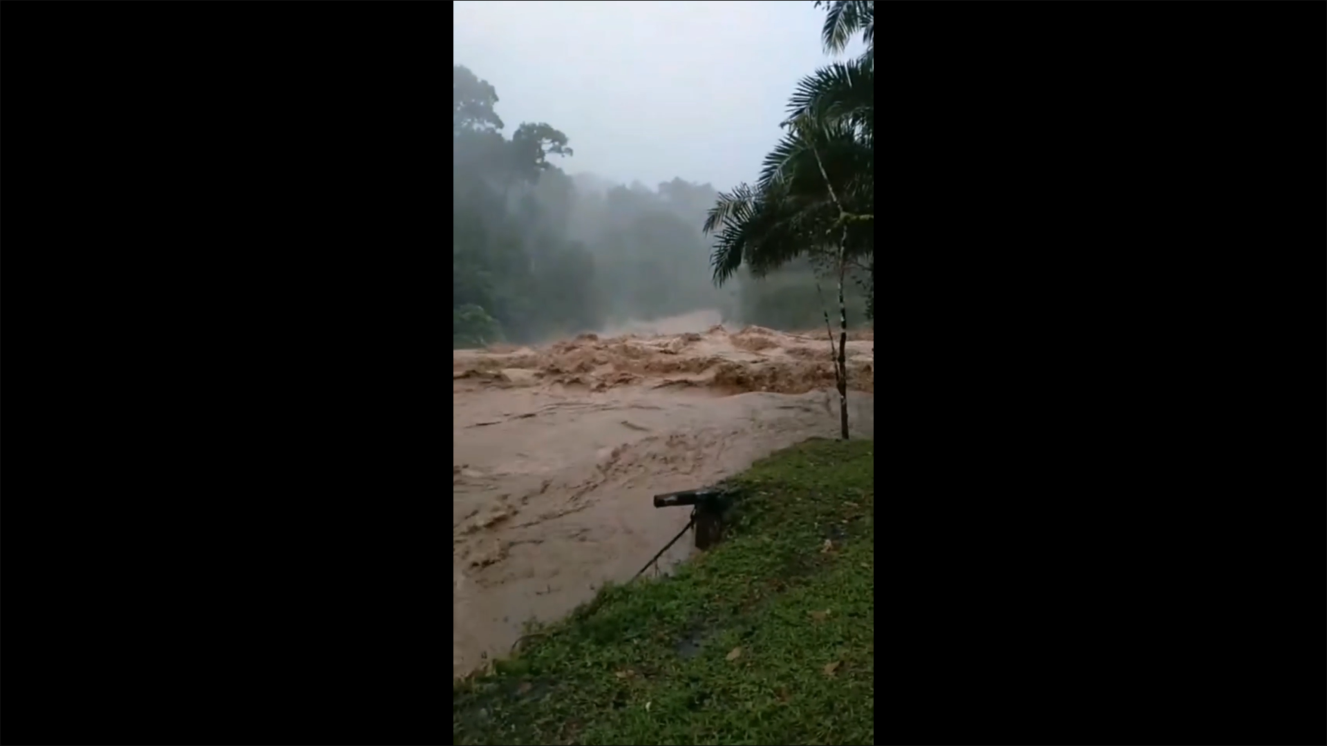 น้ำป่าทะลักน้ำตกเขาช่อง หลากท่วมบ้านเรือน 50 หลัง น้ำป่าทะลักน้ำตกเขาช่อง หลากท่วมบ้านเรือน 50 หลัง