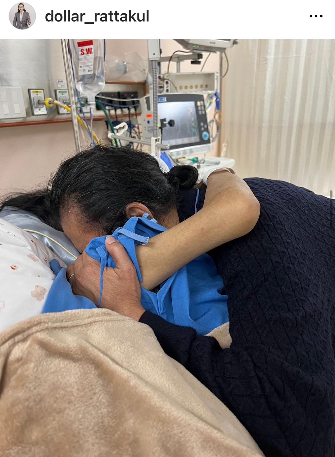 คุณหญิงแมงมุม มานอนเป็นเพื่อนดูแลสามี วันนี้ต้องแอดมิท คุณหญิงแมงมุม มานอนเป็นเพื่อนดูแลสามี วันนี้ต้องแอดมิท