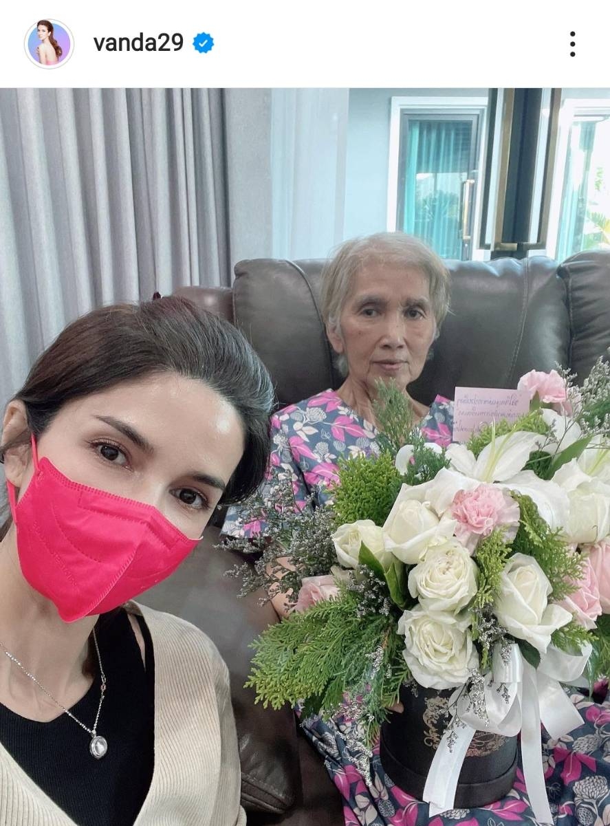 โบว์ แวนด้า เผยลูกสาวทำงานเก่งไม่แพ้พ่อ ด้านคุณแม่ อาการดีขึ้นเเล้วหลังล้มหัวฟาดพื้น โบว์ แวนด้า เผยลูกสาวทำงานเก่งไม่แพ้พ่อ ด้านคุณแม่ อาการดีขึ้นเเล้วหลังล้มหัวฟาดพื้น